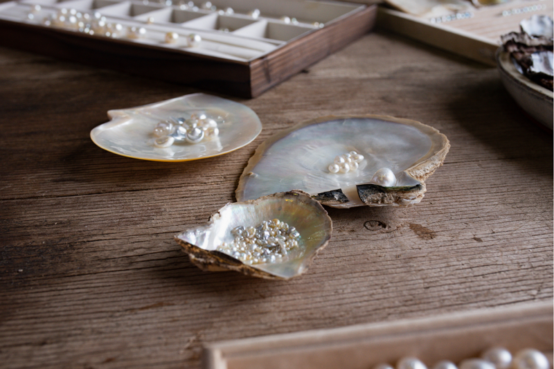 Natural Pearl Collection Methods And Fabric Challenges